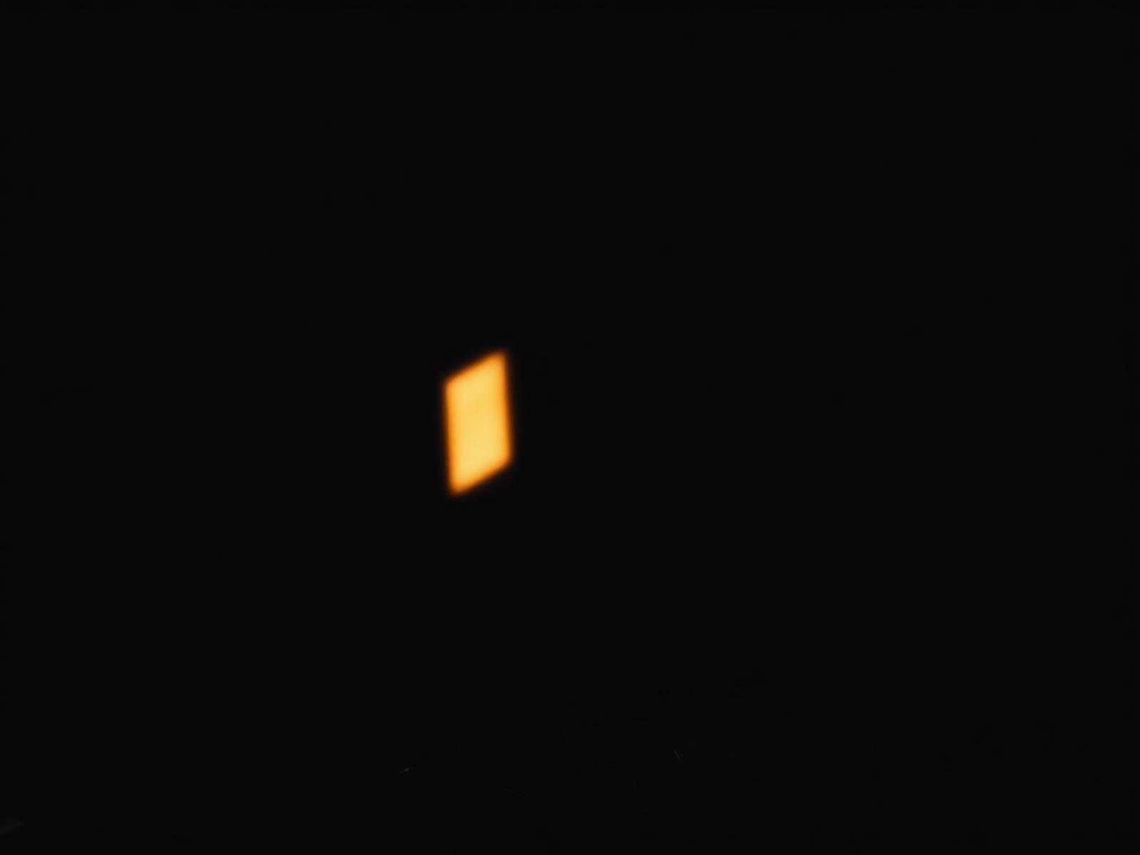 Un faisceau de lumière chaude traversant une pièce encore vide